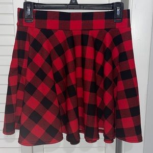 Red and black plaid skirt. Size medium.